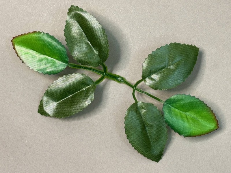 64.122 Лист розы 6-ка двухцветный 