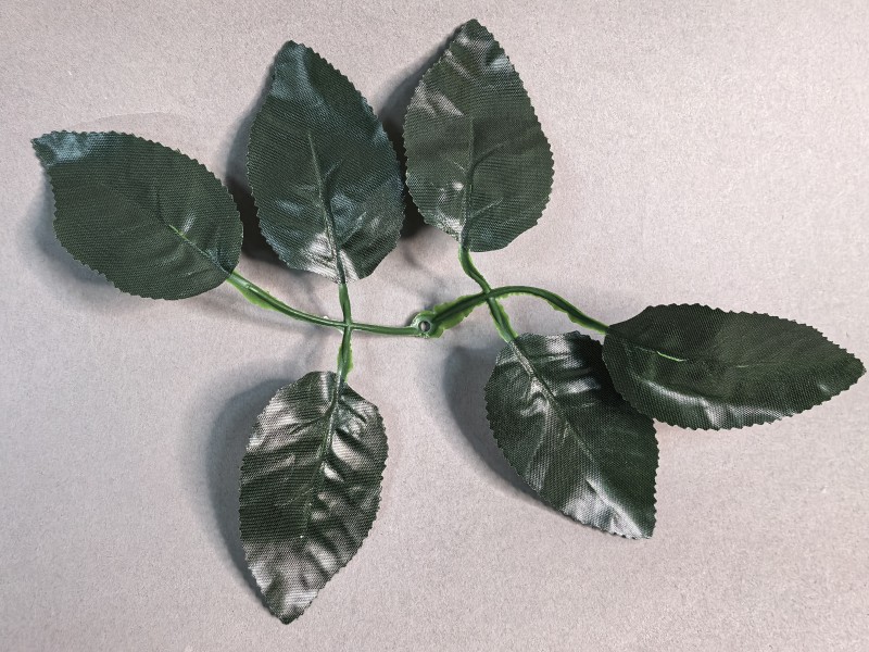 64.131 Лист розы ритуальный 6-ка темный большой на толстый стебель